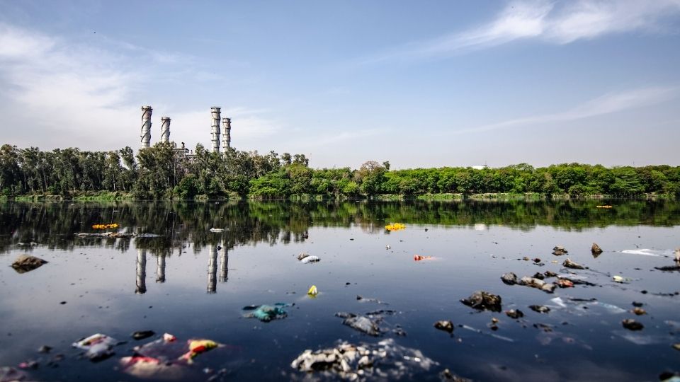 Verschmutzung durch Industrie im Fluss