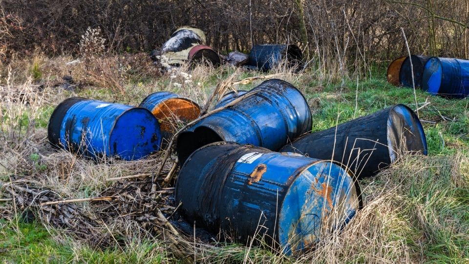 Müll auf einer Wiese