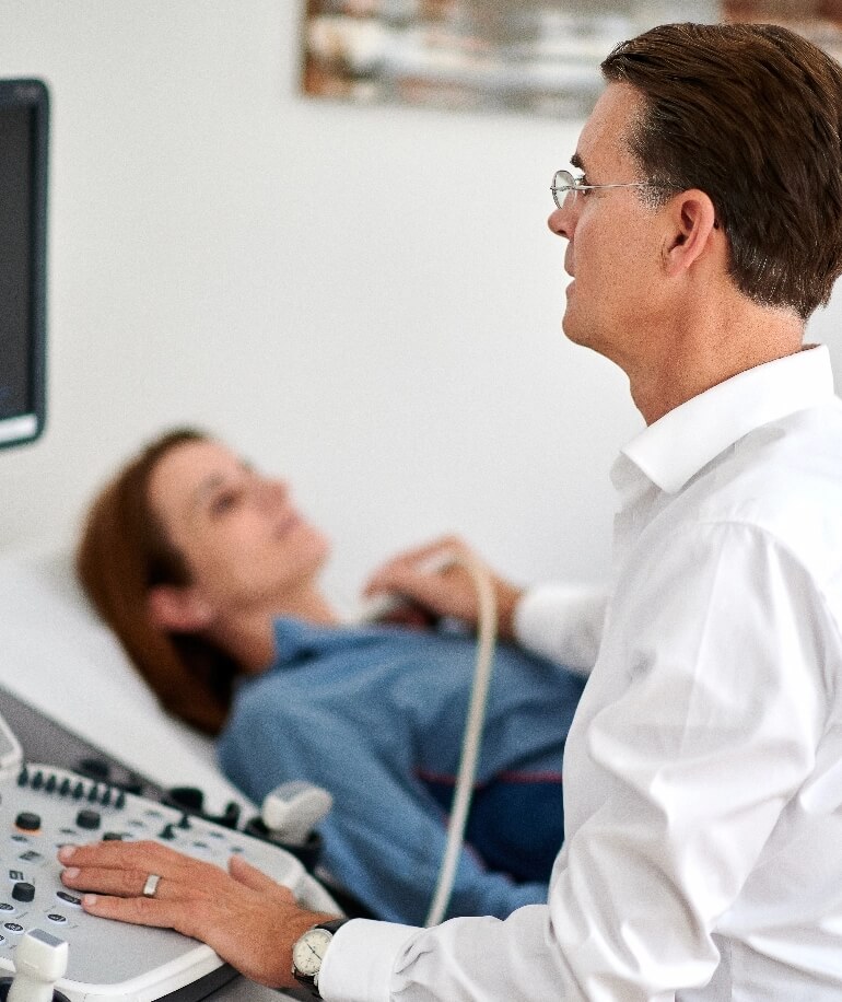Prof. Stoffel untersucht eine Patientin mit dem Ultraschallgerät.