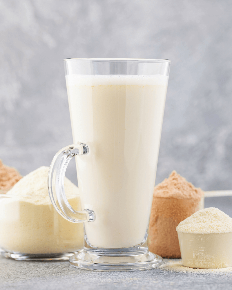 Eiweissshake im Glas zur Reduktion von Gewicht.