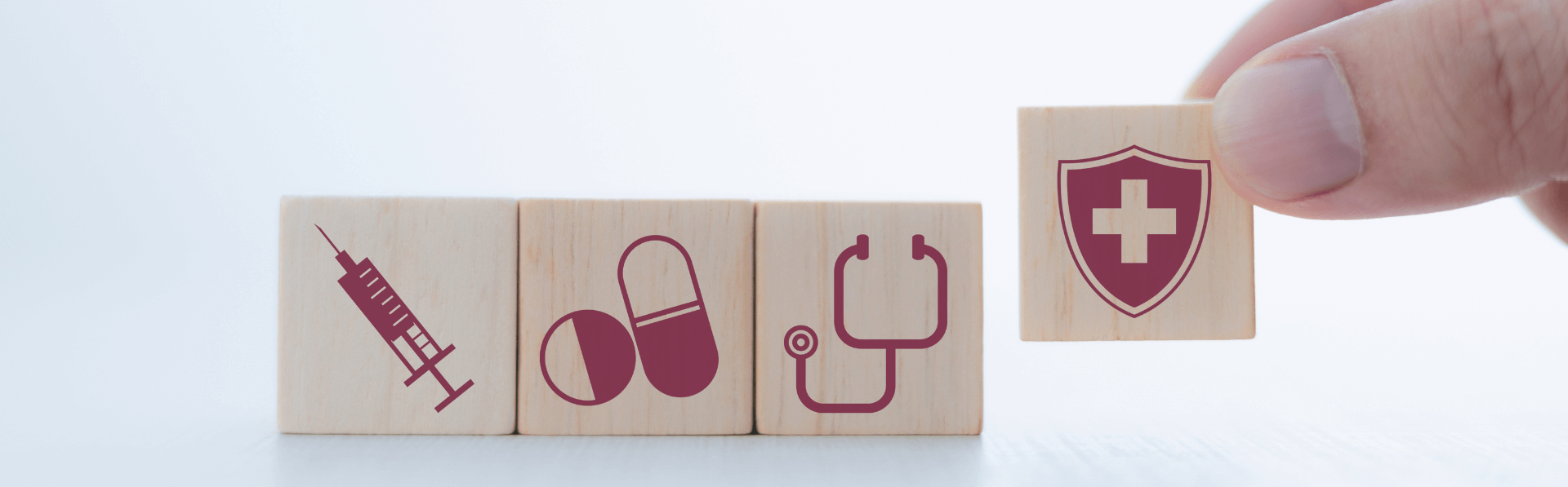 Holz-Bausteine symbolisieren die Bestandteile des Gesundheits-Check-ups in der Privatpraxis Kosttor in München.