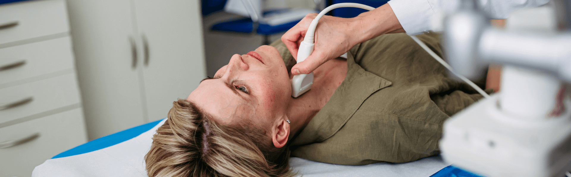 Endokrinologin Dr. Stengel untersucht die Schilddrüse einer Patientin mit dem Ultraschall.