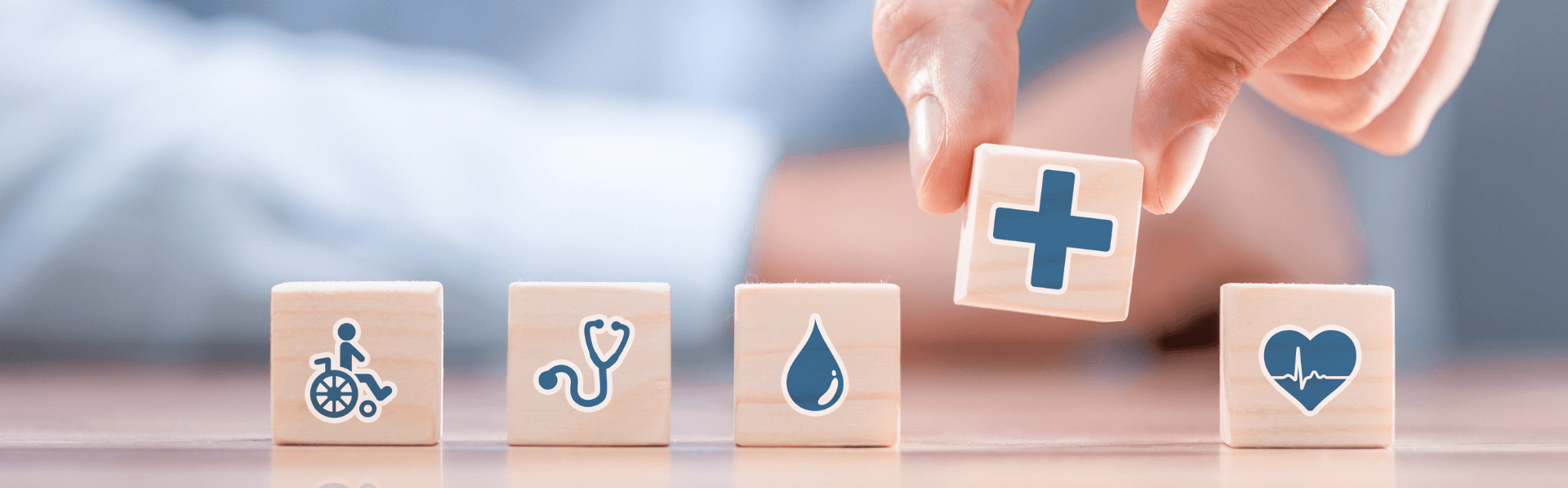 Holz-Bausteine symbolisieren die Bestandteile der Gesundheitsvorsorge in der Privatpraxis Kosttor in München.