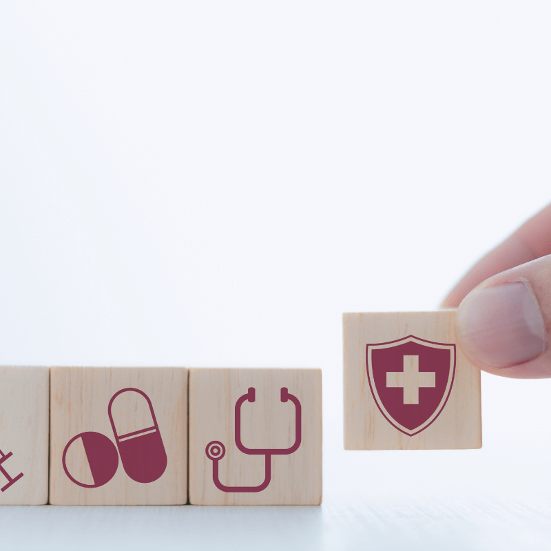 Holz-Bausteine symbolisieren die Bestandteile des Gesundheits-Check-ups in der Privatpraxis Kosttor in München.