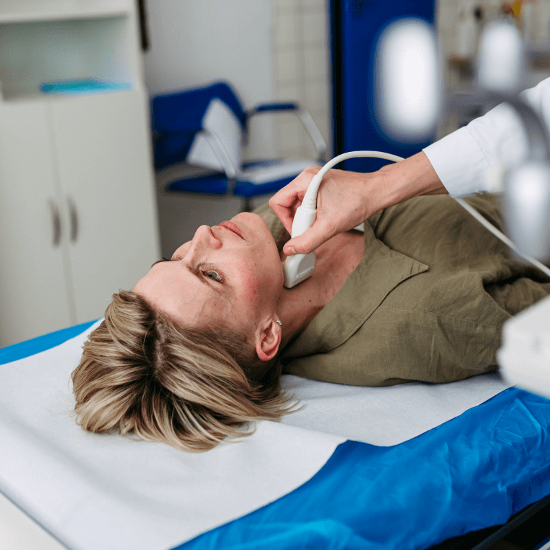 Endokrinologin Dr. Stengel untersucht die Schilddrüse einer Patientin mit dem Ultraschall.