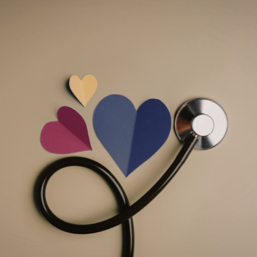 Stethoskop mit bunten Papierherzen.