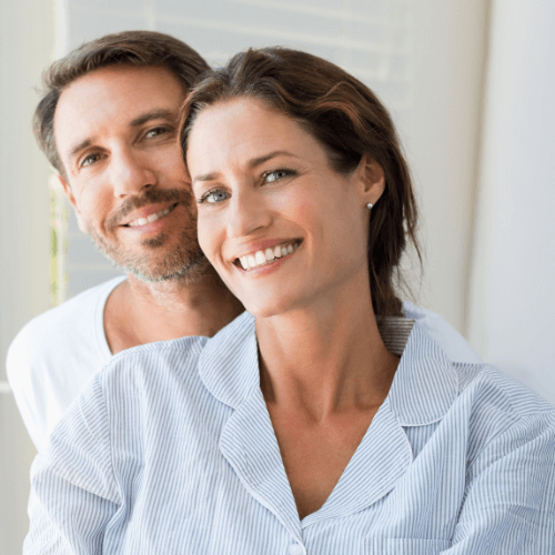 Paar Mitte 30 vor Gesundheitscheck in München