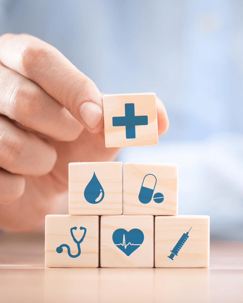 Bausteine mit Symbolen für die Leistungen der privaten Krankenversicherung in Deutschland.