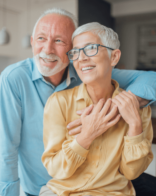 Glückliches älteres Ehepaar welches Lebenserwartung mit Longevity-Maßnahmen erfolgreich gesteigert hat.