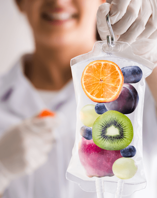 Krankenschwester hält Infusionsbeutel mit einer Longevity-steigernden Infusion in der Hand.