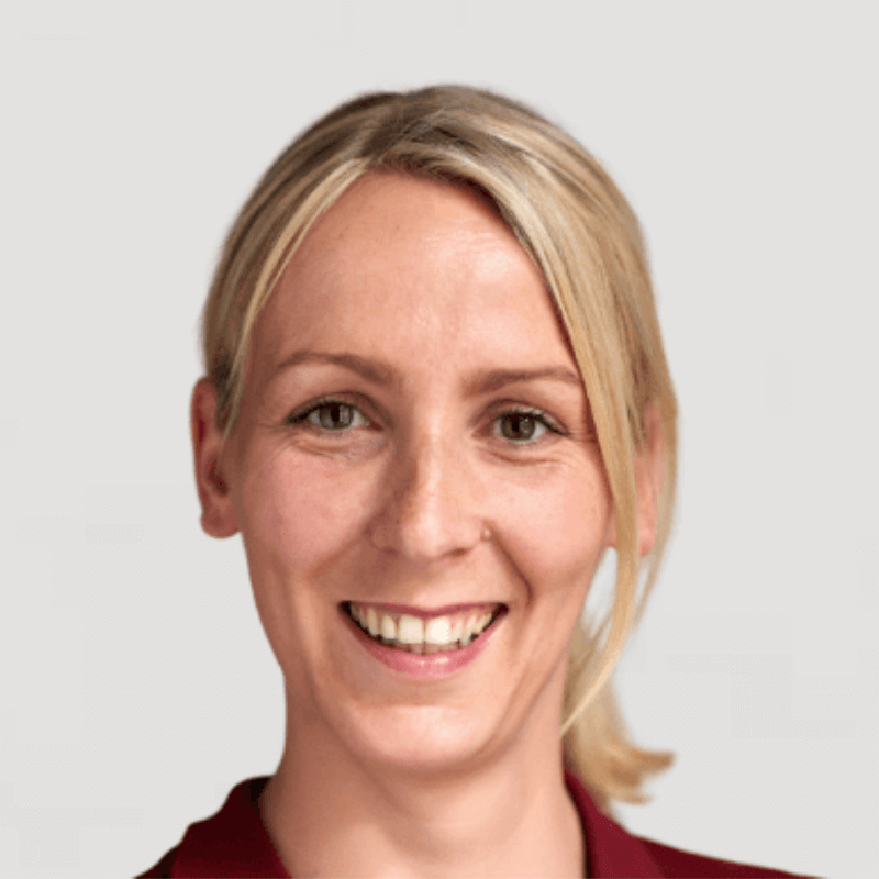 MFA Frau Flaschberger begrüßt Patienten in der Privatpraxis Kosttor in München