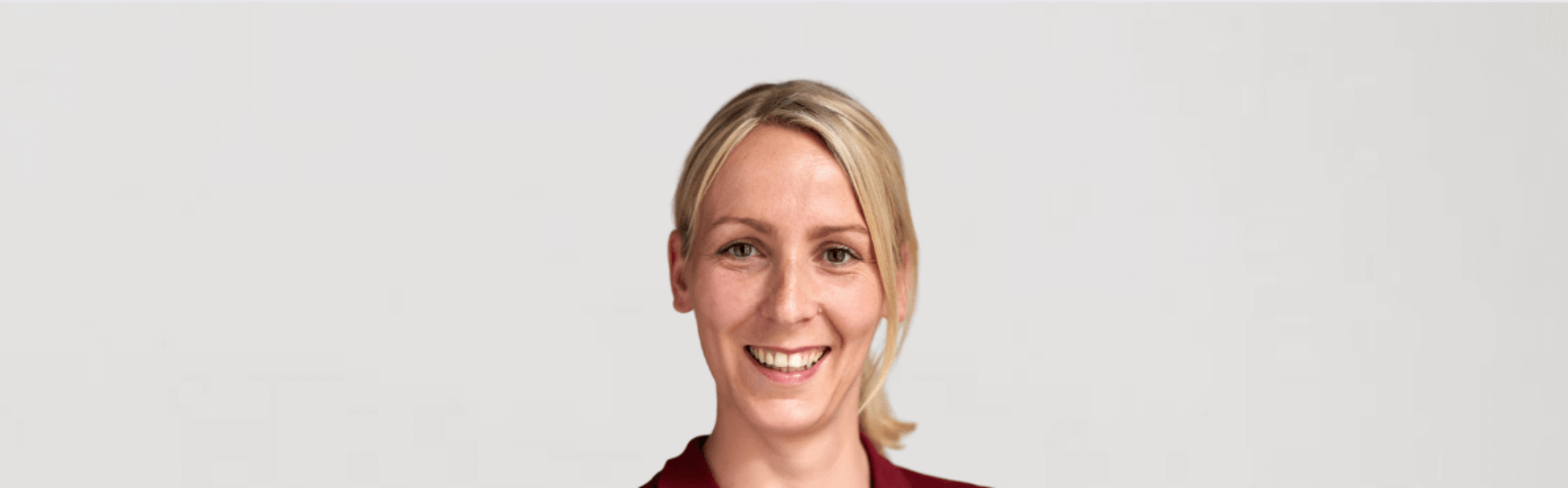 MFA Frau Flaschberger begrüßt Patienten in der Privatpraxis Kosttor in München